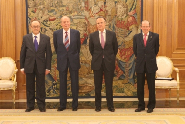 Su Majestad el Rey junto a una representación del Patronato de la Fundación Pro Real Academia Española
